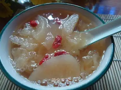 Stewed pear with white fungus with rock sugar
