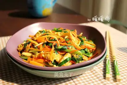 Scrambled eggs with leeks and carrots
