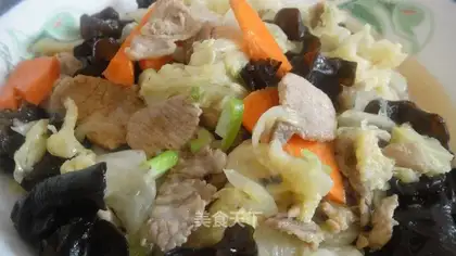 stir-fried pork with cabbage and fungus