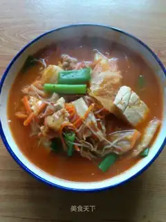 Spicy cabbage and rice cake soup