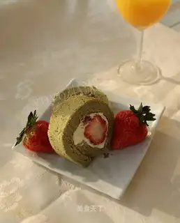 Matcha strawberry cake roll