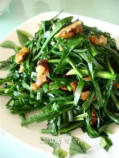 stir-fried leeks with walnuts