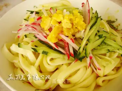 Cut egg noodles with knife