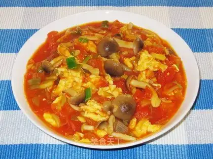 Scrambled eggs with mushroom and tomato