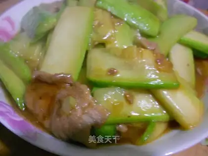 Sauteed pork slices with zucchini
