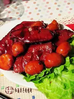 Roasted chicken fin in red wine and chestnuts