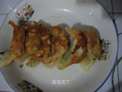 Fried dumplings with shepherd's purse