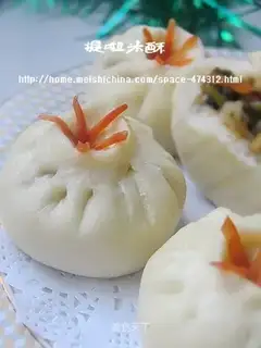 Beef flavored soft vegetarian steamed buns