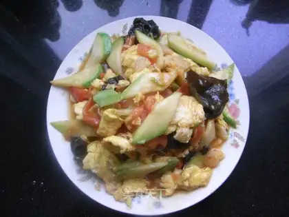 Scrambled eggs with zucchini tomato