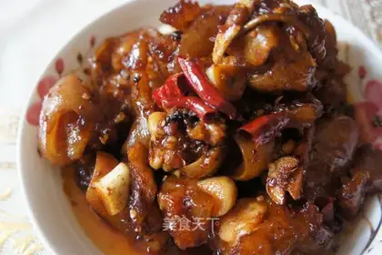 Braised beef feet with garlic