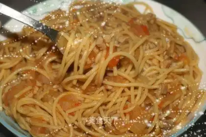 Spaghetti with tomato and minced meat