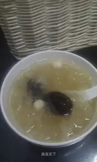 Tremella, red dates and lotus seed soup