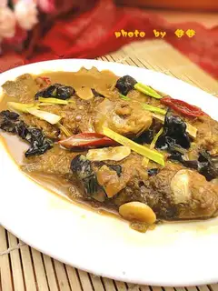 Roasted crucian carp with fungus