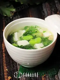 Shepherd's purse and broad bean curd soup