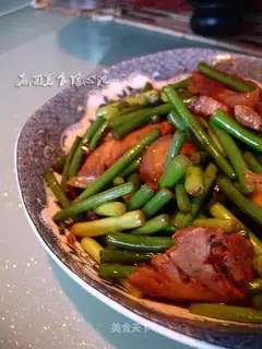 stir-fried white pork with garlic sprouts
