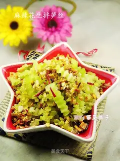Peanut mixed with shredded lettuce