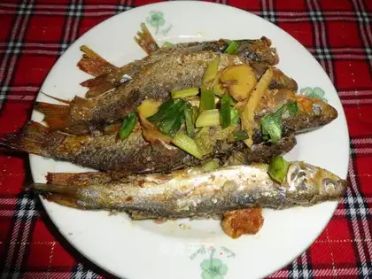 Pan-fried small carp