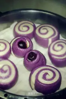 Purple sweet potato two-color steamed buns