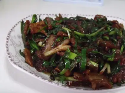 Scrambled pork with garlic