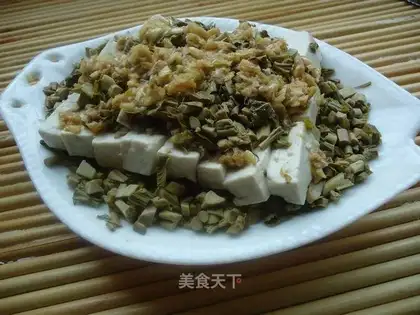 Toona sinensis mixed with tofu