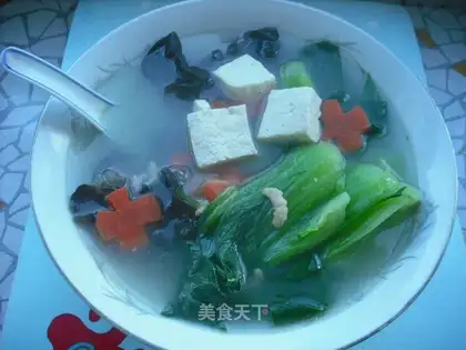 Green vegetables, fungus and tofu soup