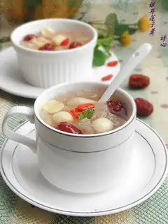 Crystal sugar Tremella lotus seed soup