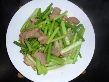 Sliced pork with garlic sprouts