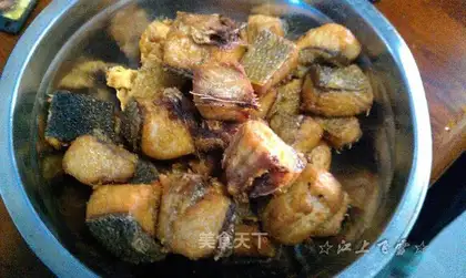 Dry fried salty salmon nuggets