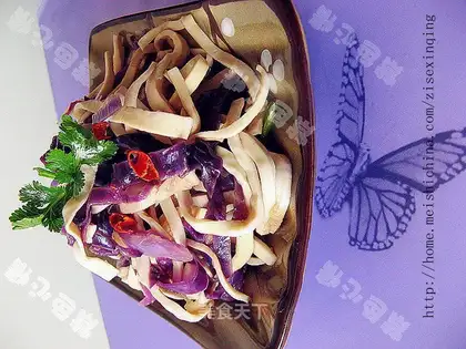 Purple cabbage mixed with shredded tofu