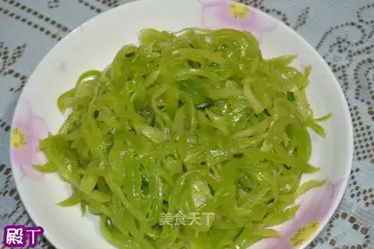 Shredded lettuce salad