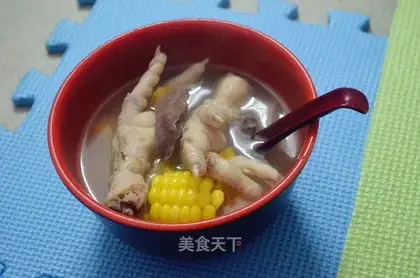 Stewed pork and chicken feet with papaya soup