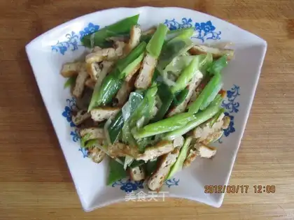 Fried shredded tofu with green garlic