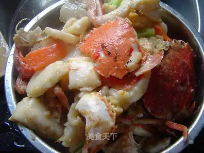 Fried white cake with live crab