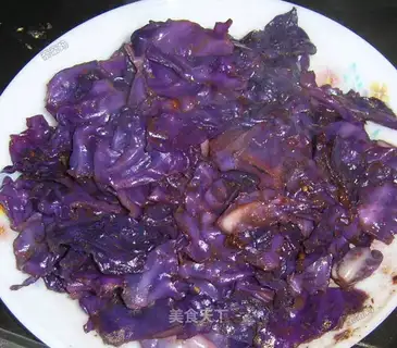 Beef sauce, hand-shredded purple cabbage