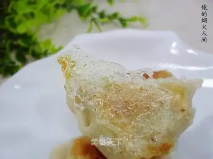 Fried dumplings with ice flowers
