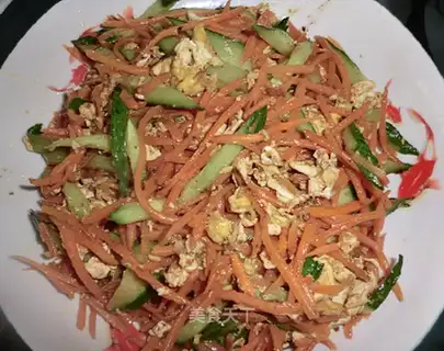 Scrambled eggs with carrot and cucumber shredded