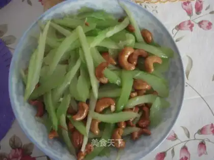 stir-fried cashew nuts with celery