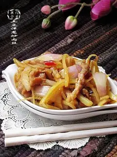 stir-fried shredded pork with potatoes and onions