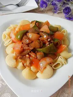 Spaghetti with chicken gizzards and onions