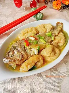 Small yellow croaker casserole with tofu in oil