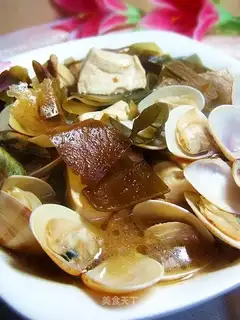 Clam tofu and seaweed soup pot