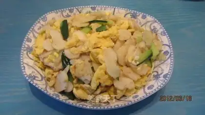 Scrambled eggs with water chestnut