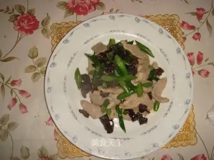 Sauteed pork slices with asparagus