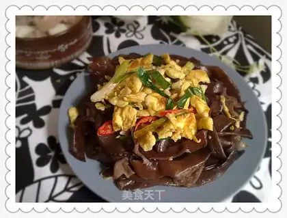 Fried fungus with eggs