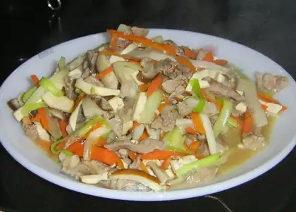 stir-fried shredded pork with mushrooms and leeks sprouts
