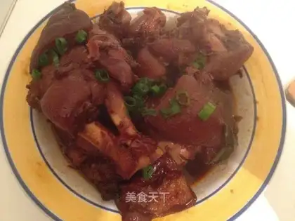 Braised pig's feet in bean paste version
