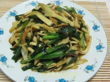 stir-fried shredded spring leek