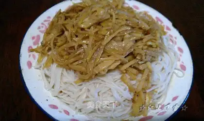 Mixed noodles with shredded potatoes