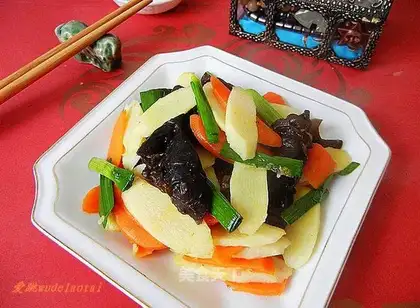stir-fried fungus with iron bar yam