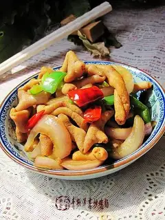 stir-fried chicken sausage with green pepper and onion